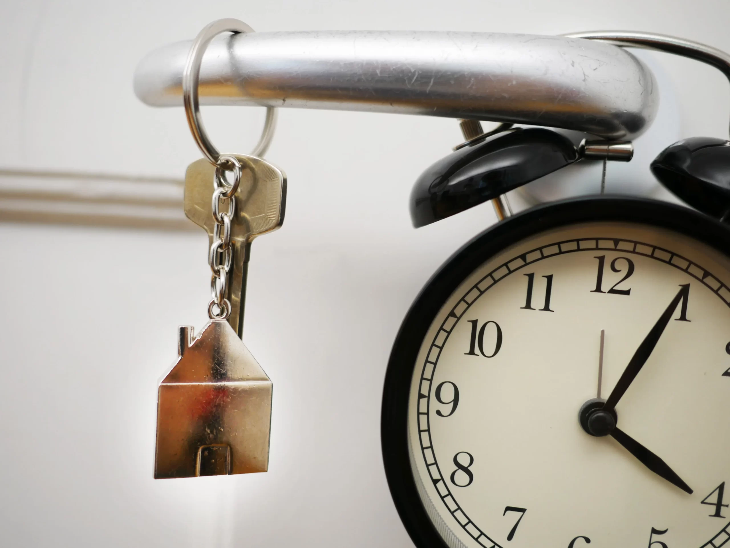 House keys beside an alarm clock – 24-hour locksmith Manchester
