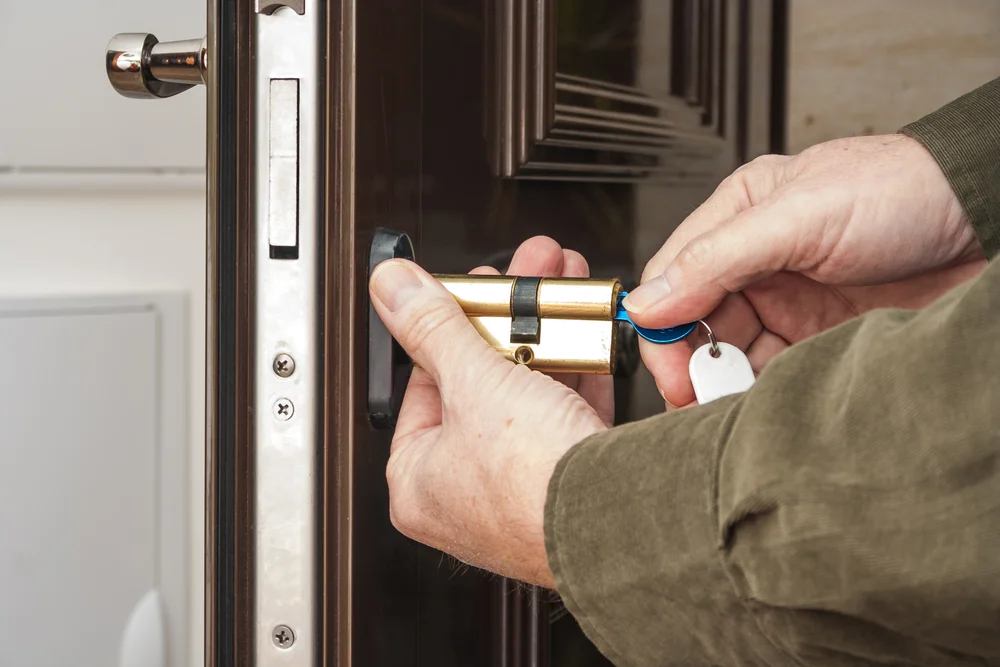 Fitting an anti-snap euro cylinder lock